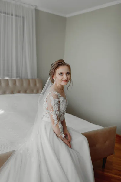 Förberedelser Inför Bröllopet Vacker Ung Brud Vit Bröllopsklänning Inomhus Lyxig — Stockfoto