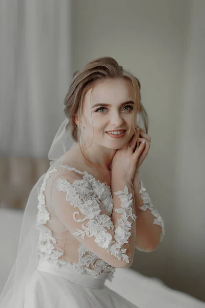 Příprava Svatbu Krásná Mladá Nevěsta Bílých Svatebních Šatech Uvnitř Luxusní — Stock fotografie