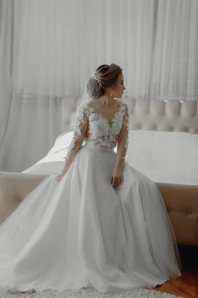 Подготовка Свадьбе Красивая Молодая Невеста Белом Свадебном Платье Помещении Люксовая — стоковое фото