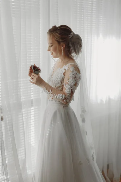Förberedelser Inför Bröllopet Vacker Ung Brud Vit Bröllopsklänning Inomhus Lyxmodell — Stockfoto