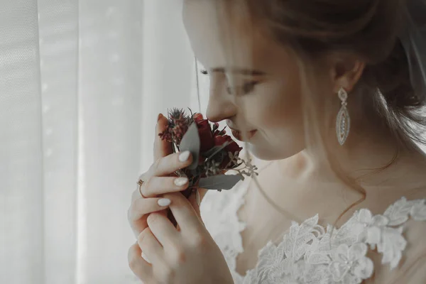 Підготовка Весілля Красива Молода Наречена Білій Весільній Сукні Приміщенні Розкішна — стокове фото