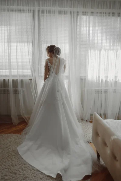 Подготовка Свадьбе Красивая Молодая Невеста Белом Свадебном Платье Помещении Люксовая — стоковое фото