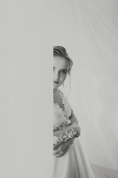 Όμορφη Νύφη Γαμήλιο Χτένισμα Λευκό Φόντο Κοντινό Πορτραίτο Μιας Νεαρής — Φωτογραφία Αρχείου