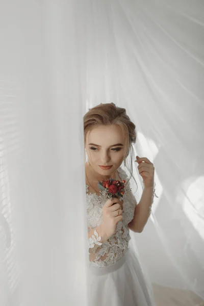 Felkészülés Esküvőre Gyönyörű Fiatal Menyasszony Fehér Menyasszonyi Ruhában Luxus Modell — Stock Fotó