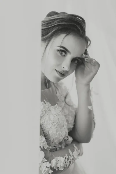 Schöne Braut Hochzeitsfrisur Auf Weißem Hintergrund Nahaufnahme Porträt Einer Jungen — Stockfoto
