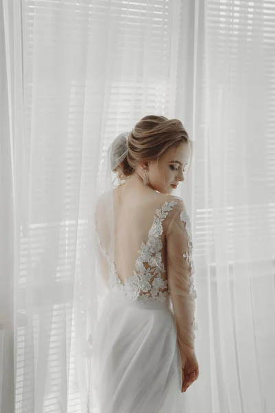 Vorbereitungen Für Die Hochzeit Schöne Junge Braut Weißen Brautkleid Drinnen — Stockfoto