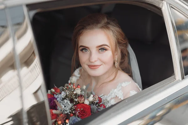 車の窓のレースドレスで現代の花嫁と新郎 美しく笑顔の新婚旅行 ハッピーホリデー — ストック写真