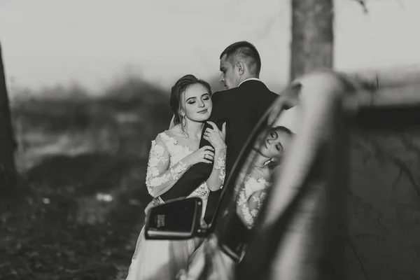 Prachtige Bruid Met Trendy Make Kapsel Luxe Trouwjurk Met Knappe — Stockfoto