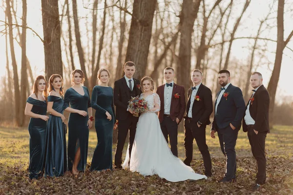 Brudar Och Vänner Naturen Vänner Bröllopet Nygifta Par Brudtärnor Och — Stockfoto