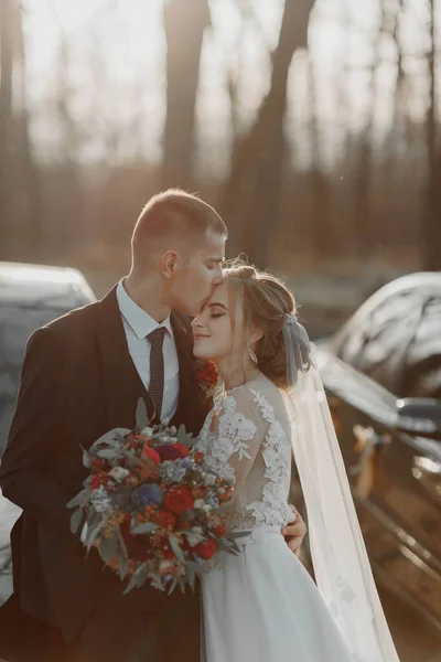 Wunderschöne Braut Mit Trendigem Make Und Frisur Luxuriösen Hochzeitskleid Mit — Stockfoto