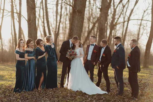 Menyasszonyok Barátok Természetben Barátok Esküvőn Friss Házaspár Koszorúslányok Násznagyok Jól — Stock Fotó
