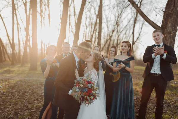 Noivas Amigos Natureza Amigos Casamento Casal Recém Casado Damas Honra — Fotografia de Stock
