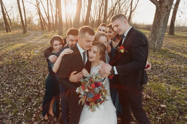 Menyasszonyok Barátok Természetben Barátok Esküvőn Friss Házaspár Koszorúslányok Násznagyok Jól — Stock Fotó