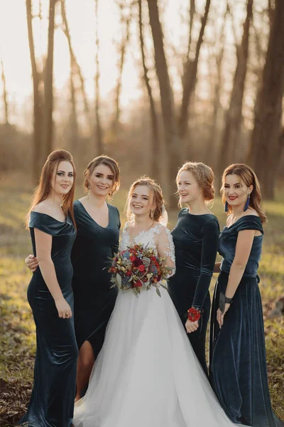Menyasszony Koszorúslányokkal Parkban Esküvő Napján Koszorúslányok Kék Ruhában Menyasszony Kezében — Stock Fotó