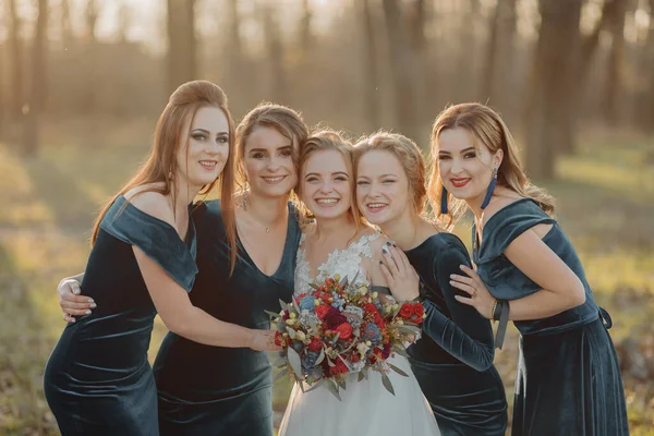 Наречена Подружками Весіллі Парку Наречені Блакитних Сукнях Нареченій Тримають Красиві — стокове фото