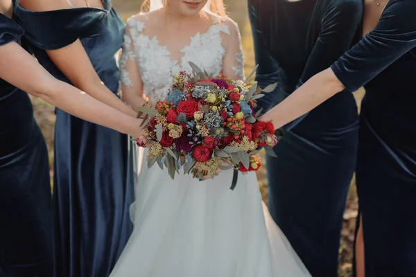 Noiva Com Damas Honra Parque Dia Casamento Dama Honra Vestidos — Fotografia de Stock
