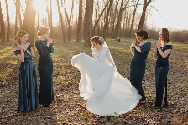 Menyasszony Koszorúslányokkal Parkban Esküvő Napján Koszorúslányok Kék Ruhában Menyasszony Kezében — Stock Fotó