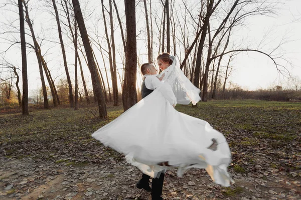 Φωτογραφία Γάμου Νύφη Και Γαμπρός Περπατούν Στο Δάσος Γαμπρός Γυρίζει — Φωτογραφία Αρχείου