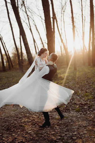 Esküvői Fotó Menyasszony Vőlegény Erdőben Sétálnak Vőlegény Karjaiban Forgatja Menyasszonyt — Stock Fotó