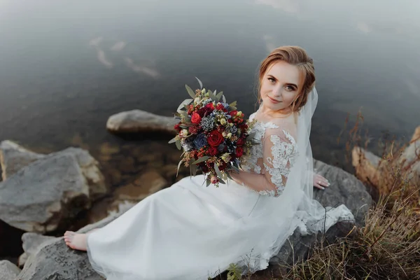 Braut Ufer Des Flusses Mit Nackten Beinen Auf Einem Felsen — Stockfoto