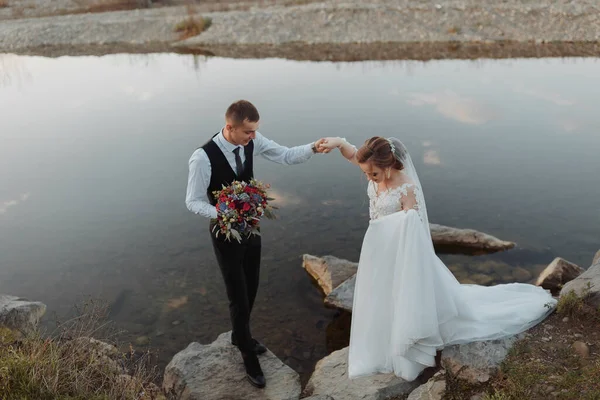 Menyasszonyok Folyó Partján Csupasz Lábakkal Sziklán Sétálva Egy Csokor Különböző — Stock Fotó
