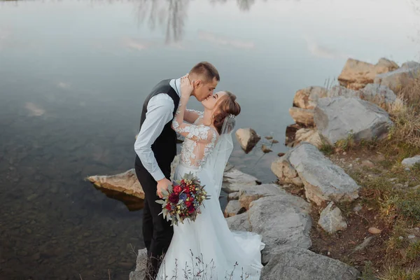 Menyasszonyok Folyó Partján Csupasz Lábakkal Ölelkezve Csókolózva Egy Sziklán Egy — Stock Fotó