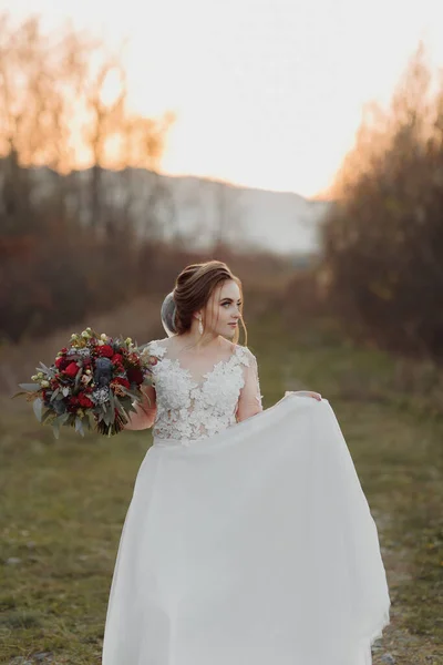 Bröllopsfoto Naturen Bruden Står Skogen Bruden Vacker Klänning Med Ett — Stockfoto
