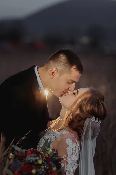 Bela Noiva Noivo Luzes Noite Beijando Abraçando Segurando Buquê Flores — Fotografia de Stock