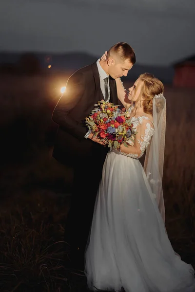Gyönyörű Menyasszony Vőlegény Esti Fények Csók Ölelés Kezében Egy Csokor — Stock Fotó