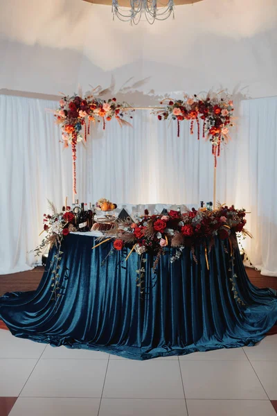 Brudens Och Brudgummens Bröllopsbord Dekorerat Med Röda Blommor Blå Velor — Stockfoto