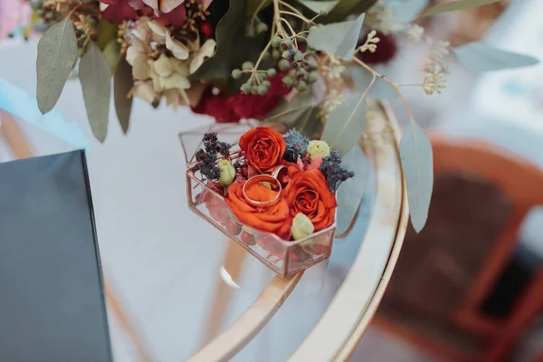 Goldene Trauringe Stehen Lebhaften Verschiedenen Farben Eine Dekorierte Glasbox Hochzeitszubehör — Stockfoto