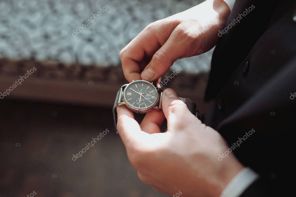 Fotos de Detalles Hombre Con Camisa Blanca Pone Reloj Mano Vista