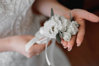 Güzel sarışın gelin portresi, elinde ayakkabı bağcığı, makyajlı saç stili, beyaz elbiseli muhteşem genç kadın. serisi