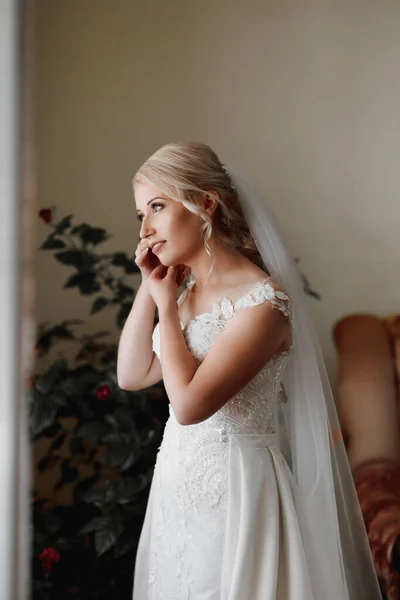 Beautiful Young Bride Wearing Earrings Wedding Ceremony Home Blonde Bride — Stock Photo, Image