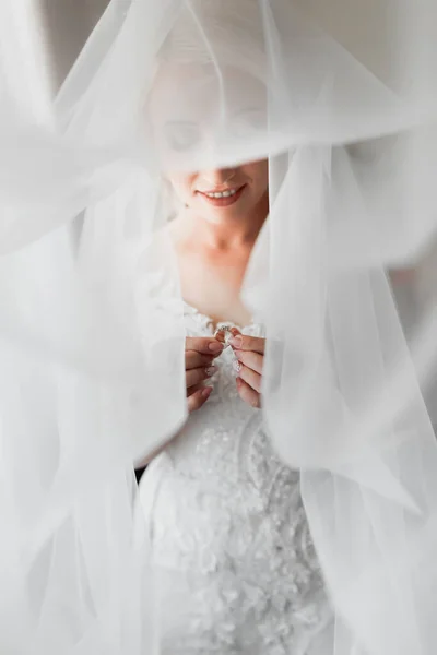 一个穿着白色婚纱的金发新娘拿着她的金戒指 法国修指甲 张开肩膀漂亮的手长长的面纱新娘的早晨 — 图库照片