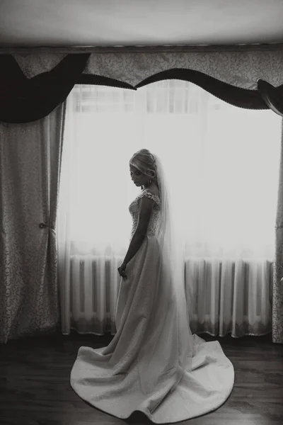 Portrait Blonde Bride Wedding Dress Long Train Chic Veil Standing — Stock Photo, Image