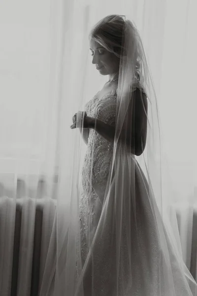 Portrait Blonde Bride Wedding Dress Long Train Chic Veil Standing — Stock Photo, Image