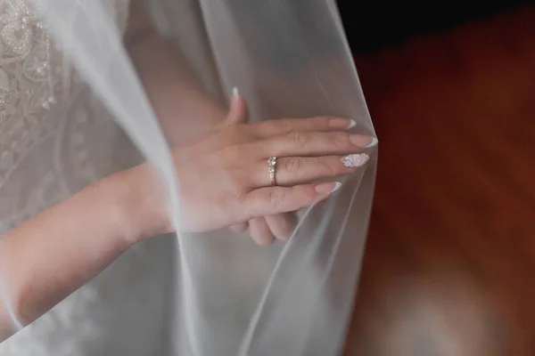 아름다운 매니큐어를 신부의 결혼반지 — 스톡 사진