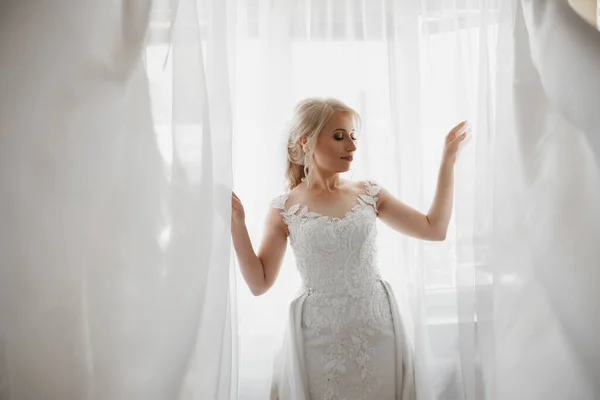 Prachtige Bruid Portret Make Huwelijkskapsel Prachtige Jonge Vrouw Witte Jurk — Stockfoto