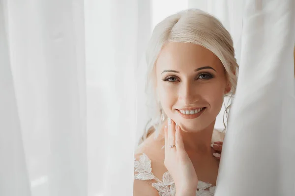 Портрет Невесты Свадебный Макияж Шикарная Молодая Женщина Белом Платье Дома — стоковое фото