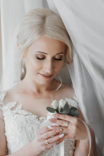 Retrato Noiva Loira Bonita Segurando Cadarço Mão Penteado Maquiagem Casamento — Fotografia de Stock