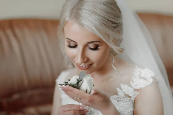 Beautiful Blonde Bride Portrait Holding Shoelace Hand Wedding Makeup Hairstyle — Stock Photo, Image