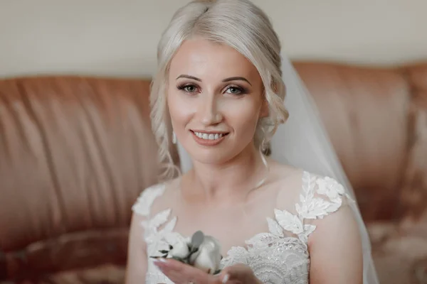 Mooie Blonde Bruid Portret Met Schoenveter Hand Bruiloft Make Kapsel — Stockfoto