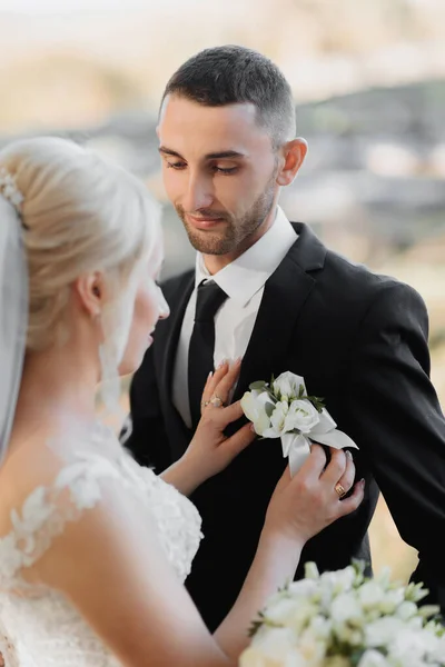 花嫁は結婚式の日に白いバラの花束で新郎をドレスアップ — ストック写真