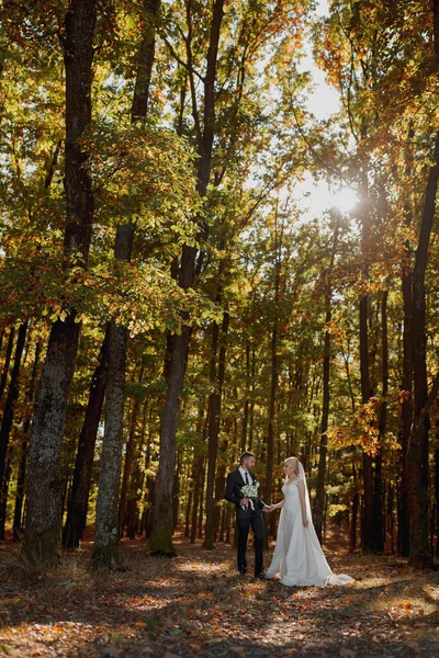 Ευτυχισμένο Ζευγάρι Φωτογραφία Γάμου Ζευγάρι Ερωτευμένο Περπατά Στο Δάσος Ηλιοβασίλεμα — Φωτογραφία Αρχείου
