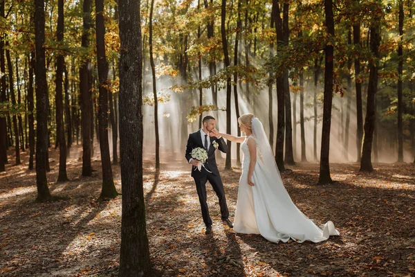 Tanzt Das Brautpaar Vor Dem Hintergrund Eines Märchenhaften Nebels Wald — Stockfoto