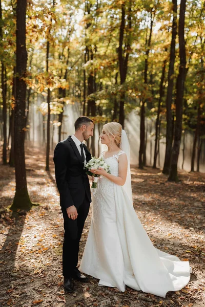 Tanzt Das Brautpaar Vor Dem Hintergrund Eines Märchenhaften Nebels Wald — Stockfoto