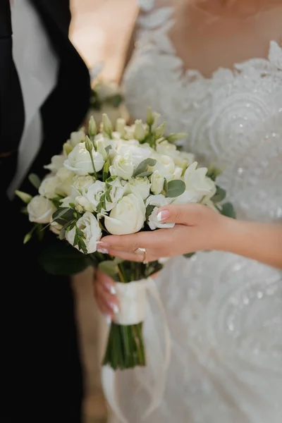 Szépség Esküvői Csokor Fehér Rózsából Menyasszony Kezében — Stock Fotó
