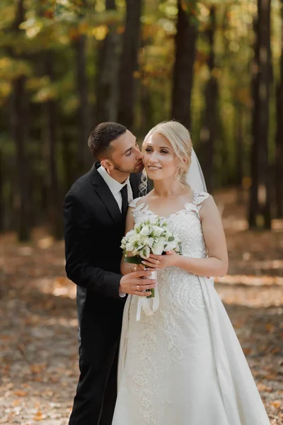 Bruden Och Brudgummen Mot Bakgrund Saga Dimma Skogen Kysser Han — Stockfoto