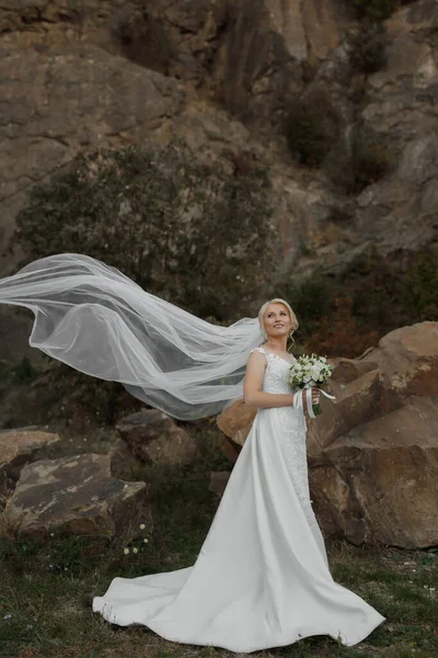 Die Braut Steht Der Nähe Eines Felsens Hoch Den Bergen — Stockfoto